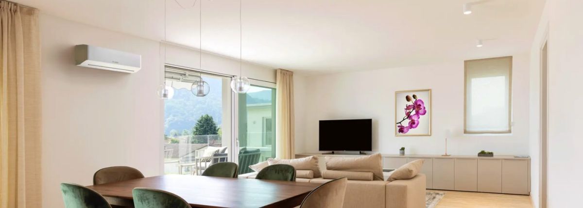 Split-Klimaanlage im Wohnraum, wandmontiertes Innengerät